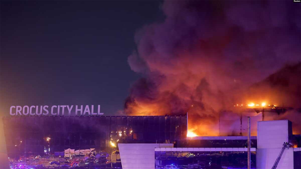 Asap membubung dari tempat konser Crocus City Hall menyusul laporan penembakan di luar Kota Moskow, Rusia, Jumat, 22 Maret 2024. (Foto: Maxim Shemetov/Reuters)