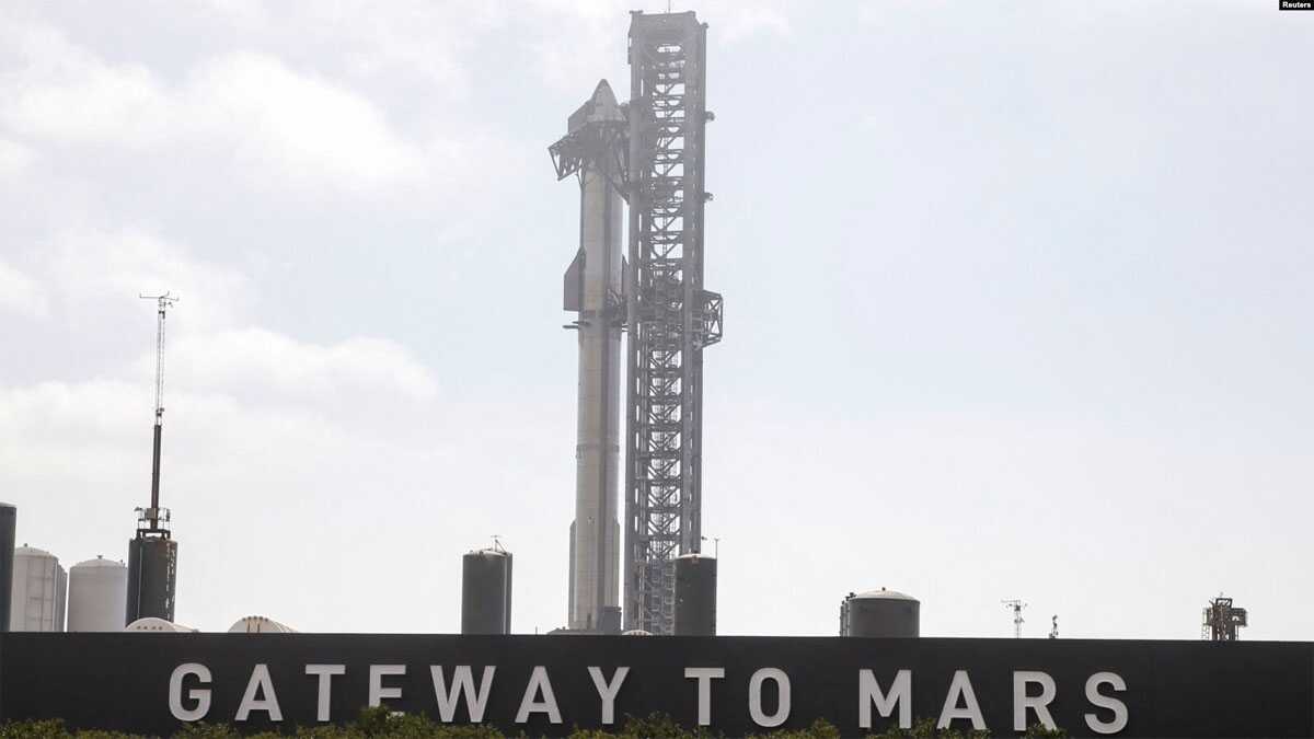Pesawat ruang angkasa Starship generasi berikutnya SpaceX di atas roket Super Heavy bersiap untuk peluncuran ketiga dari landasan peluncuran perusahaan Boca Chica dalam uji terbang tanpa awak, dekat Brownsville, Texas, AS, 13 Maret 2024. (REUTERS/Joe Skipper)