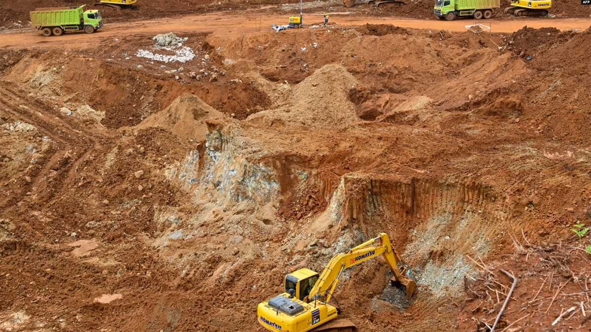 tambang nikel di wawonil sulsel Sebuah ekskavator sedang menguruk tambang nikel di Pulau Wawonii, Sulawesi Selatan, 8 Februari 2023. (Foto: Adek Berry/AFP)