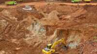 tambang nikel di wawonil sulsel Sebuah ekskavator sedang menguruk tambang nikel di Pulau Wawonii, Sulawesi Selatan, 8 Februari 2023. (Foto: Adek Berry/AFP)