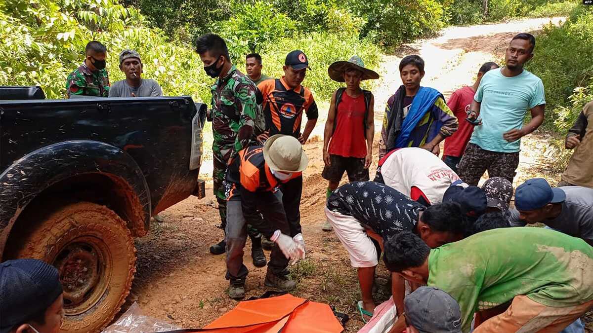 Korban tanah longsor di Solok selatan, Sumatra Barat pada 2021. (Foto: AFP)