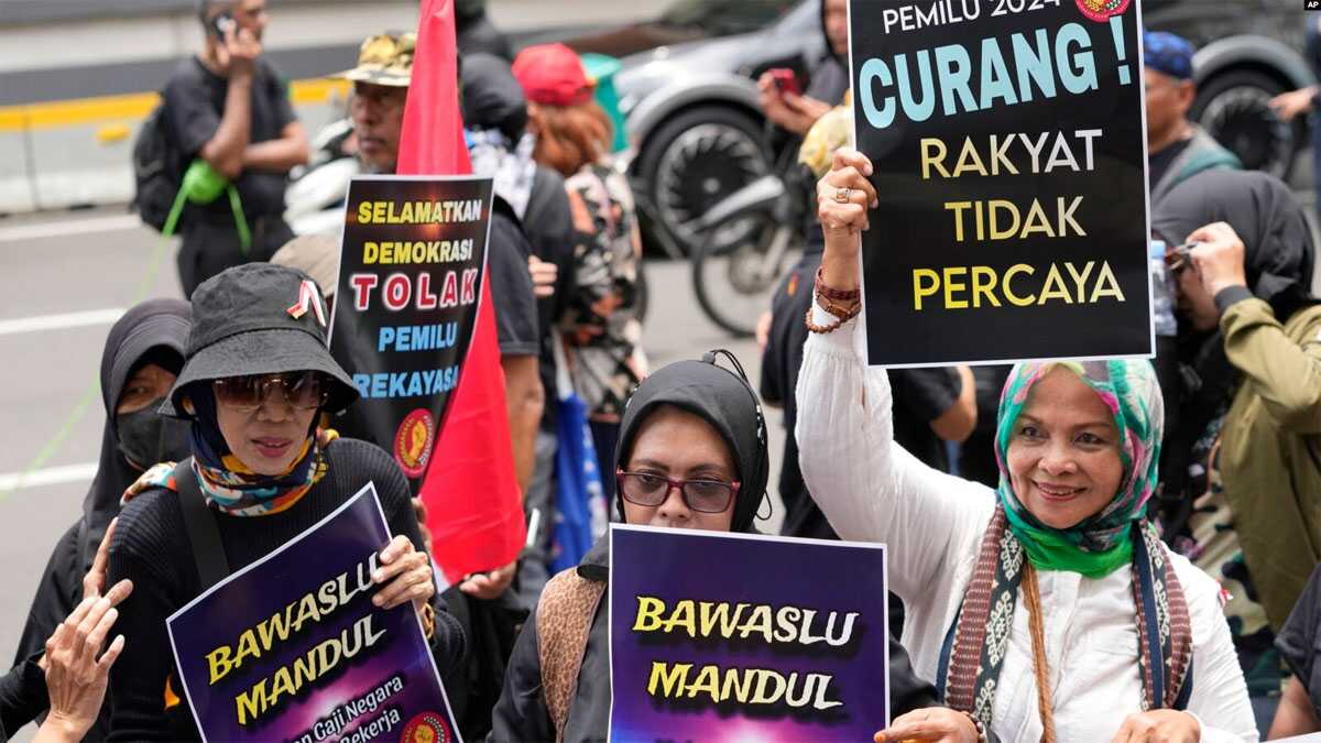 Para pengunjuk rasa meneriakkan slogan-slogan saat unjuk rasa menentang dugaan kecurangan pemilu presiden 14 Februari di luar kantor Bawaslu di Jakarta, Senin, 19 Februari 2024. (Foto: AP/Achmad Ibrahim)