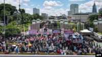 Aksi unjuk rasa di luar gedung MPR/DPR RI di Jakarta, 5 Maret 2024, menuntut pemakzulan Presiden Joko Widodo dan menolak hasil pemilihan umum baru-baru ini. (BAY ISMOYO/AFP)