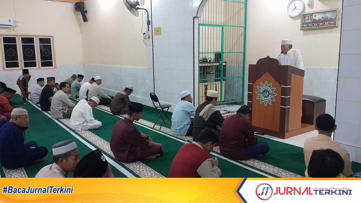 warga Muhammadiyah Karimun mulai shalat tarawih 1 Warga Muhammadiyah di Tanjung Balai Karimun mendengarkan santapan rohani Ramadhan dari tokoh Muhammadiyah, Bustami Datuk Rajo Marah sebelum menunaikan shalat tarawih di Masjid Nurul Ihsan, Tanjung Balai Karimun, Minggu (10/3/2024) malam. (JurnalTerkini.id/yogi)