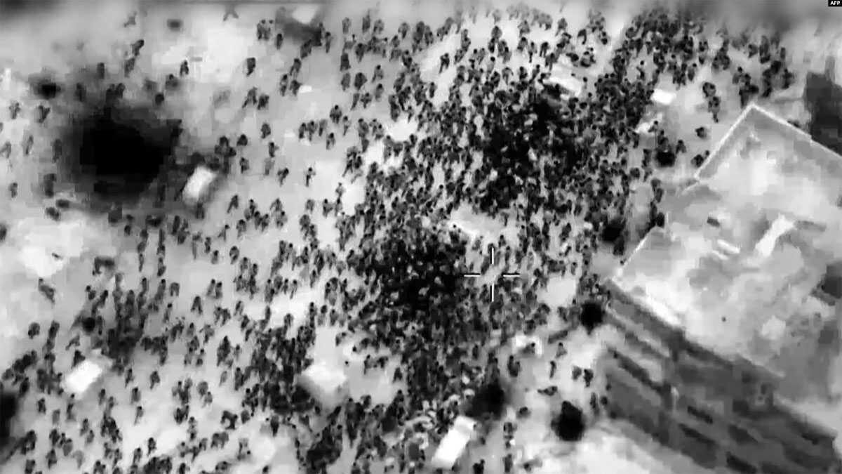 warga gaza serbu truk bawa bantuan Warga Gaza di sekitar truk bantuan di Kota Gaza, 29 Februari 2024. (Aline MANOUKIAN / Tentara Israel / AFP). Kementerian kesehatan di Gaza yang dikuasai Hamas mengatakan pasukan Israel menembak mati 104 orang ketika massa bergegas menuju truk bantuan, 29 Februari 2024.