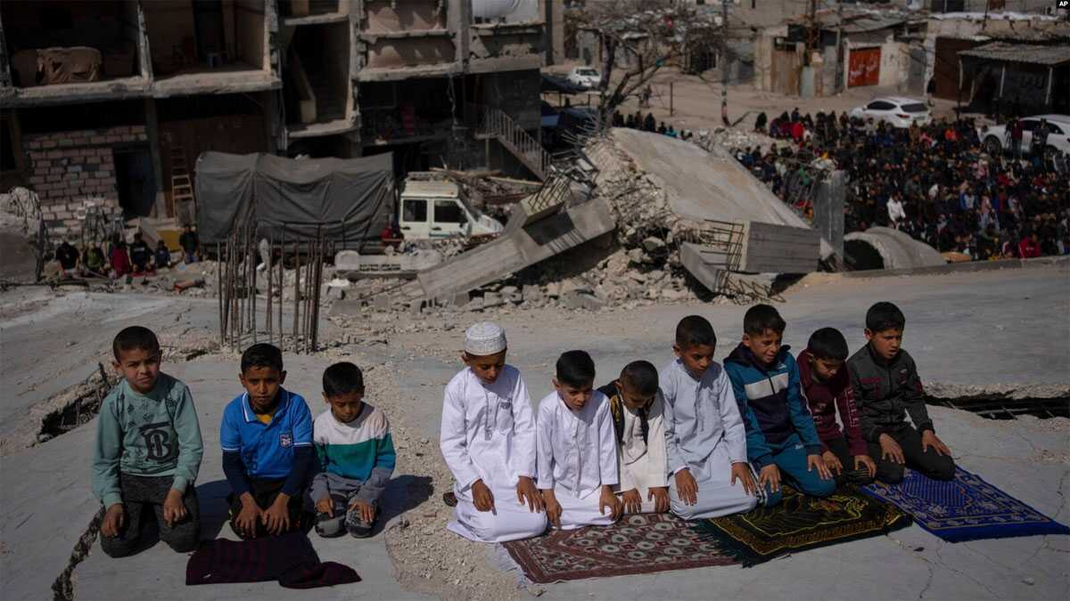 Warga Palestina salat di depan masjid yang hancur akibat serangan udara Israel di Rafah, Jalur Gaza, Jumat, 8 Maret 2024, menjelang bulan suci Ramadan. (Foto: AP/Fatima Shbair)