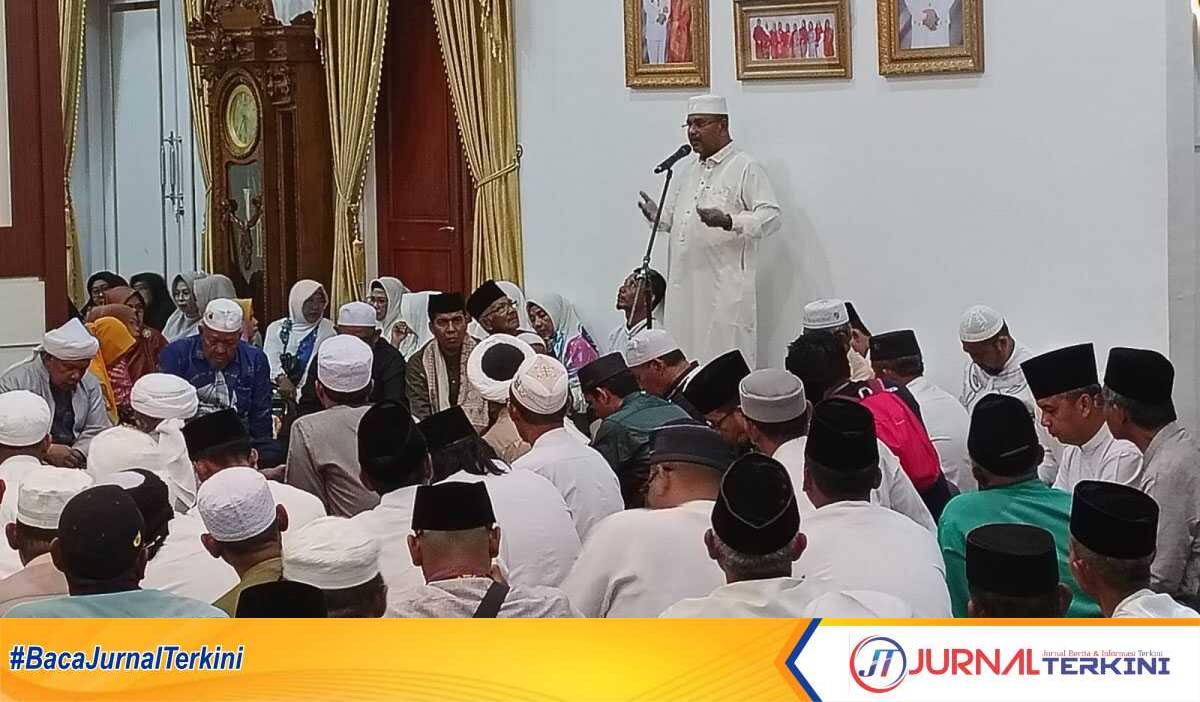 Bupati Karimun Aunur Rafiq menyampaikan kata sambutan dalam acara kenduri dan wirid bulanan menyambut Ramadhan 1445 H di rumah dinasnya, Sabtu (9/3/2024) pagi. (jurnalterkini.id/edy kencana)