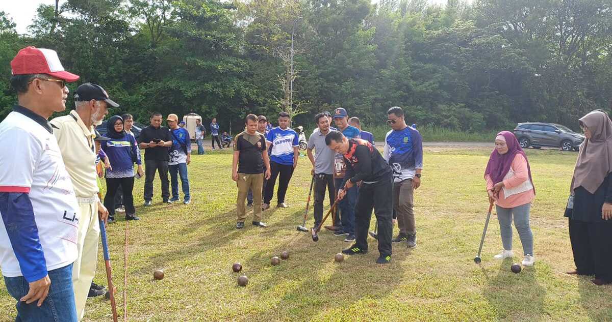Program Jumat Krida Dispora Batam diisi dengan bermain olahraga woodball dengan SMSI Kepri di Taman Dang Anom, Kawasan Laluan Batam Madani, Batam, Jumat (1/3/2024). (Foto: SMSI Kepri)