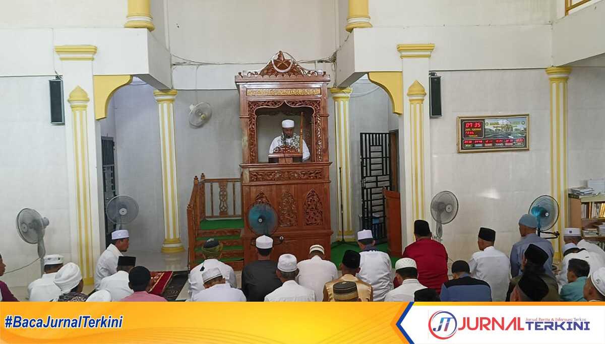 Bupati Karimun Aunur Rafiq jadi khatib dalam shalat Idul Fitri di Masjid Baitul Amal, Telaga Harapan, Kelurahan Sei Lakam Barat, Kecamatan Karimun, Rabu (10/4/2024). (jurnalterkini.id/edy kencana)