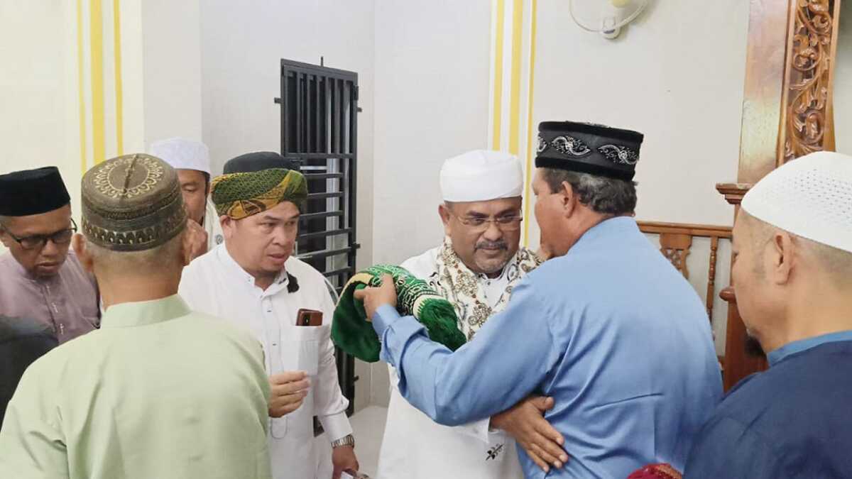 Bupati Karimun Aunur Rafiq didampingi Kabag Kesra Setdakab Karimun Baginda Malim Siregar dan tokoh lainnya bersalam-salaman dengan jamaah usai shalat Idul Fitri di Masjid Baitul Amal, Kelurahan Sei Lakam Barat, Kecamatan Karimun, Rabu (10/4/2024). (jurnalterkini.id/edy kencana)