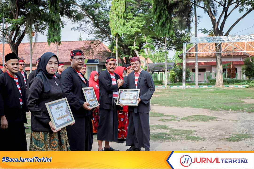 Pj Bupati Pamekasan, Masrukin, saat memberikan penghargaan kepada beberapa OPD di Kabupaten Pamekasan. (Dok. Prokopim)