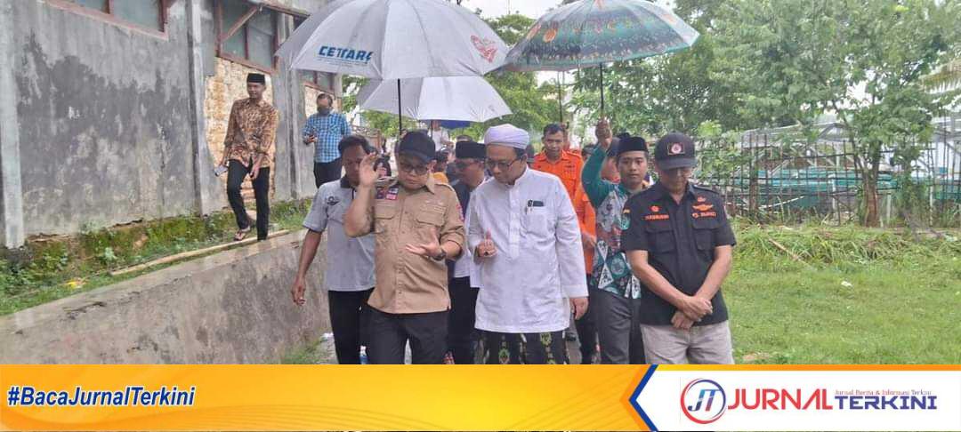 Pj Gubernur saat mengunjungi lokasi bencana angin outing beliung di Pamekasan (Dok. Prokopim)