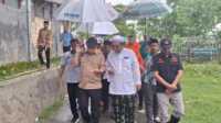 Pj Gubernur saat mengunjungi lokasi bencana angin outing beliung di Pamekasan (Dok. Prokopim)