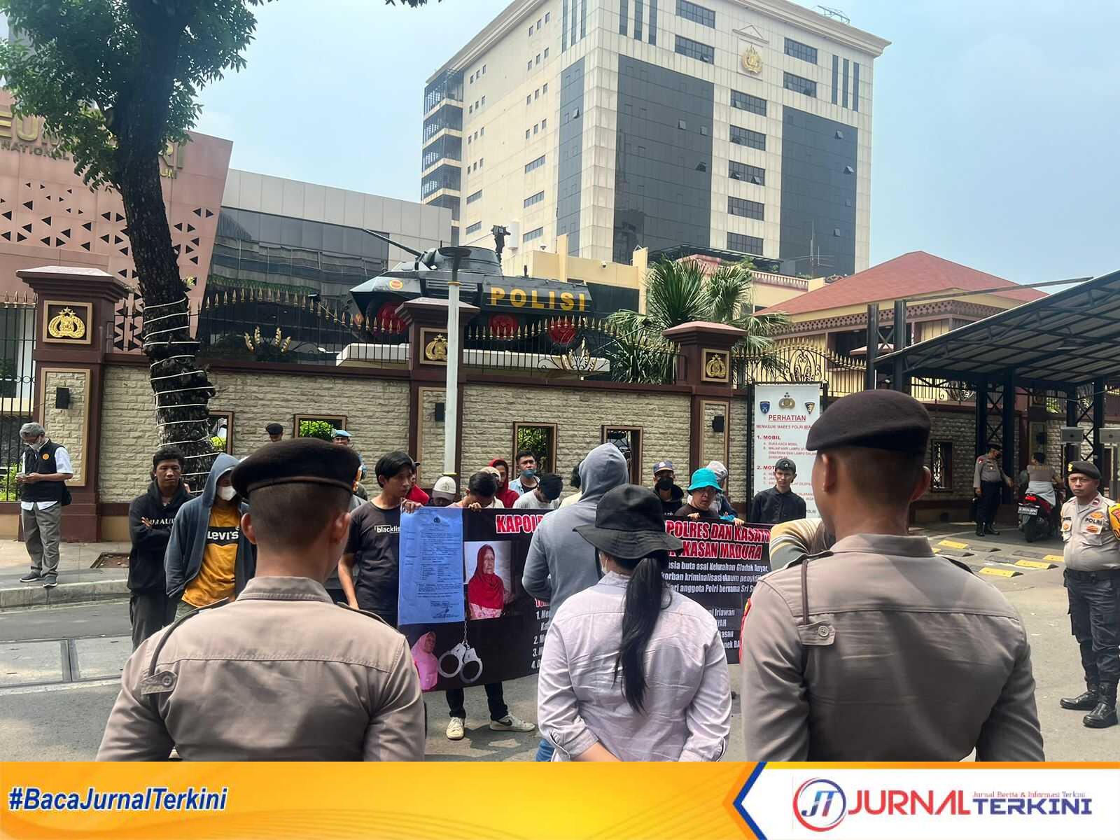 IMG-20240401-WA0186 Pamekasan Progress saat melakukan aksi demonstrasi di Mabes Polri, terkait kasus yang menimpa nenek Bahriyah. (Dok. Istimewa)