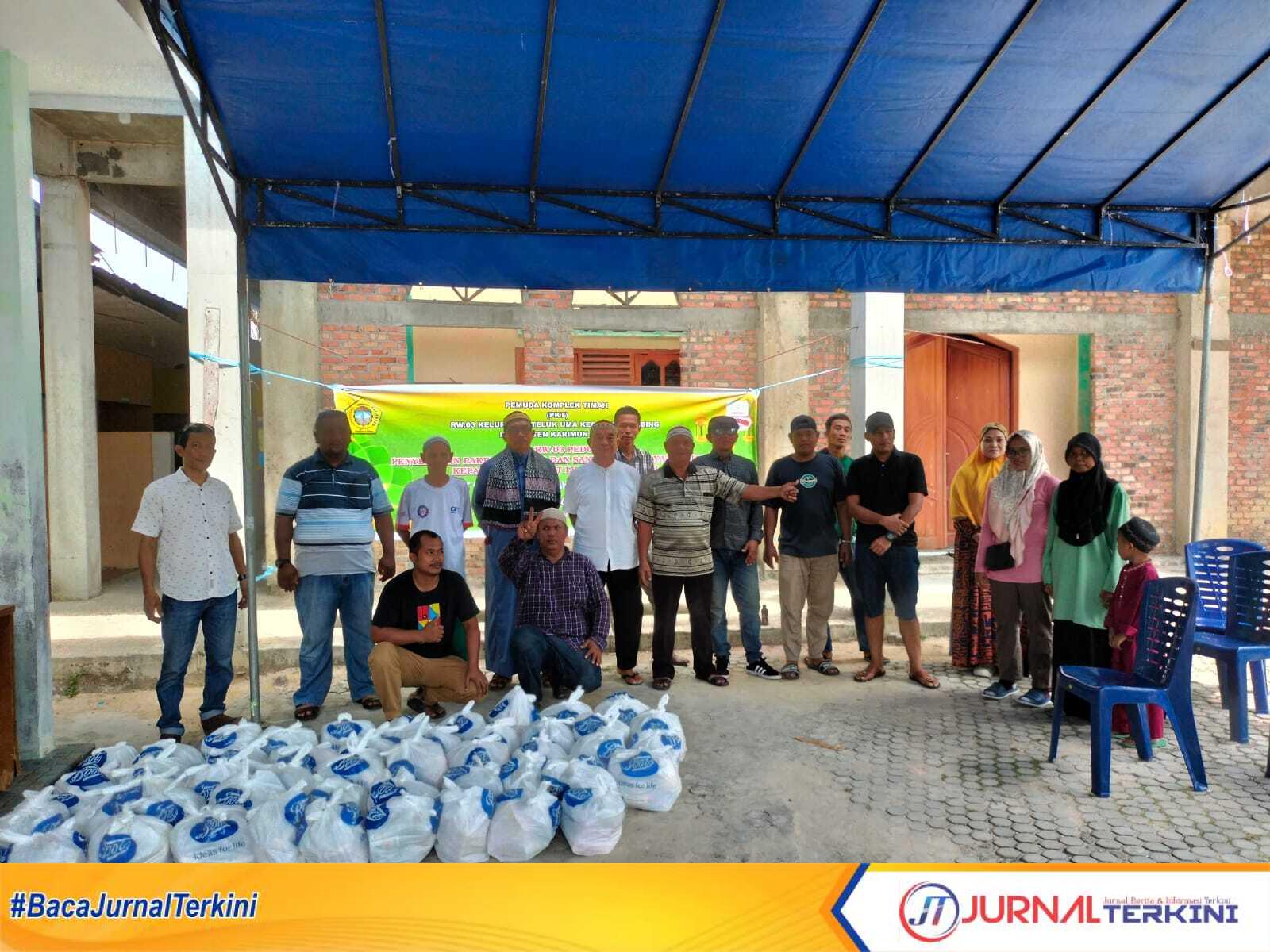 Ikatan Pemuda Komplek Timah (IPKT) melaksanakan kegiatan sosial berupa pembagian sembako di RW 03 Komplek Timah Teluk Uma, Kecamatan Tebing, Kabupaten Karimun, Kepulauan Riau, Minggu (31/3/2024). (jurnalterkini.id/yogi)