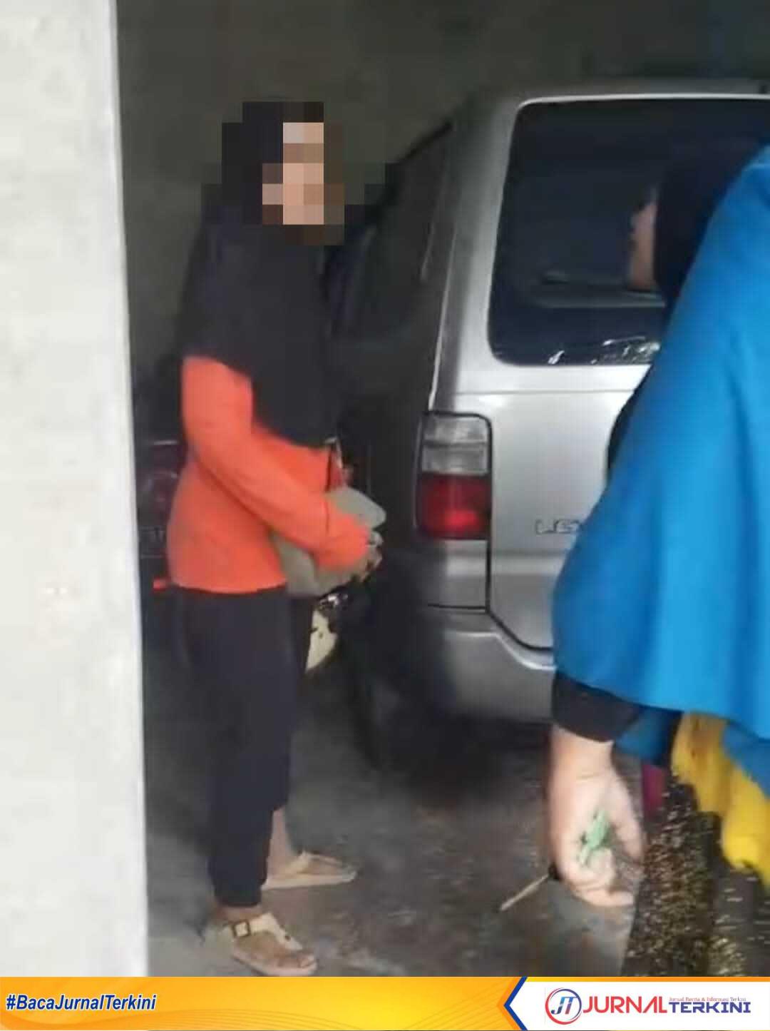 JF baru lompat dari jendela kamar saat digrebek oleh istri AJ dan kaluarganya di Desa Pademawu Barat Kec. Pademawu Kab. Pamekasan. (jurnalterkini.id/fiki)