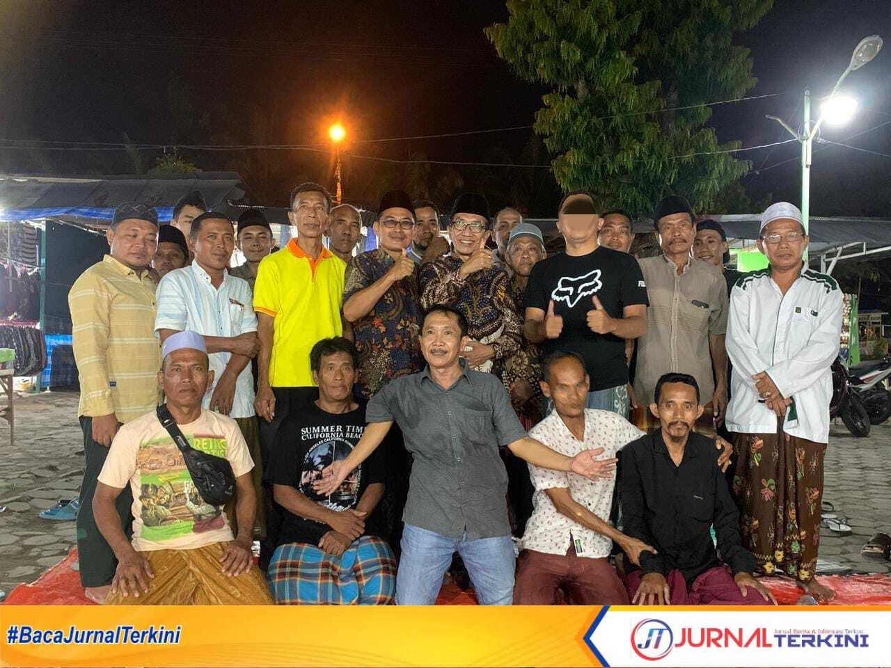 IMG-20240423-WA0222 KH. Kholilurrahman (tengah) menghadiri acara deklarasi yang dilaksanakan oleh Pedagang Kaki Lima Eks PJKA Pamekasan. (jurnalterkini.id/fiki)