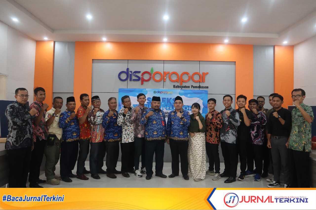 IMG-20240425-WA0101 Pejabat Disporapar foto bersama dengan para peserta Pelopor Pemuda Kabupaten Pamekasan (jurnalterkini.id/fiki)