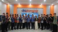 Pejabat Disporapar foto bersama dengan para peserta Pelopor Pemuda Kabupaten Pamekasan (jurnalterkini.id/fiki)