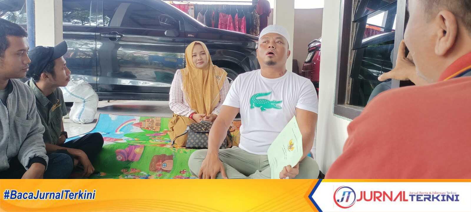 Muhammad Erfan, didampingi istrinya (Sri Suhartatik) saat memberikan keterangan terkait sengketa tanah kepada sejumlah media di kediamannya, Kel. Gladak Anyar, Kec. Kota Pamekasan (jurnalterkini.id/fiki)