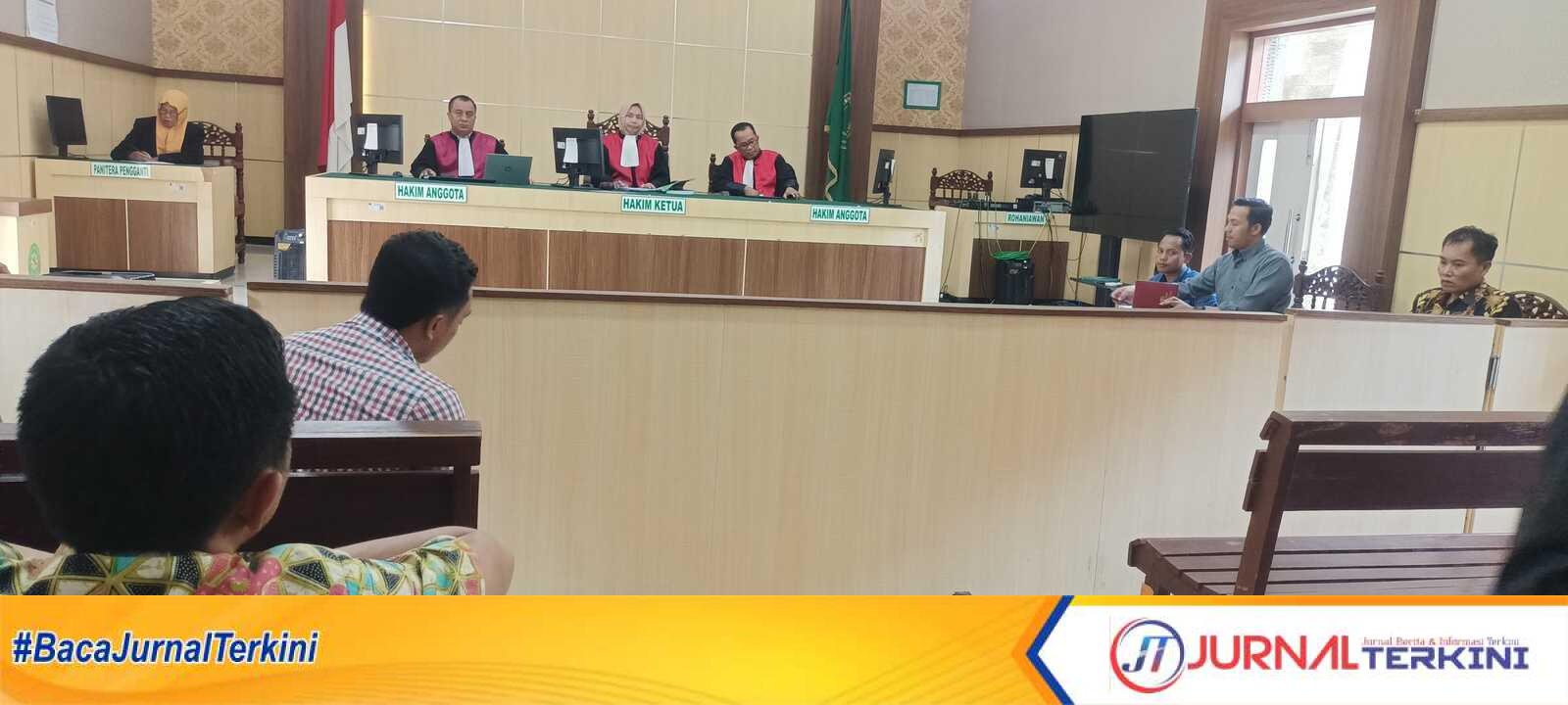 IMG20240328121829 Suasana sidang gugatan perdata kasus sengketa tanah yang melibatkan Nenek Bahriyah (71) dengan Keponakannya Sri Suhartatik (31) di Pengadilan Negeri Pamekasan pada 28 Maret 2024 lalu. (jurnalterkini.id/fiki)
