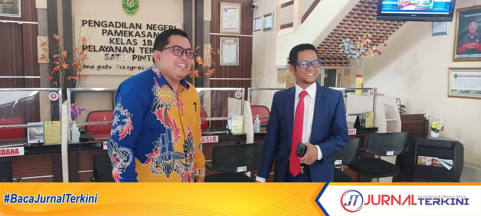 Kuasa Hukum Nenek Bahriyah Ach. Supyadi dan Kuasa Hukum Tambahan dari Sri Suhartatik, Sulaisi Abdurrazak, sata dimintai keterangan oleh sejumlah awak media di ruang tunggu Pengadilan Negeri Pamekasan, usai sidang pembuktian. Kamis, 18/4/24 (jurnalterkini.id/fiki)
