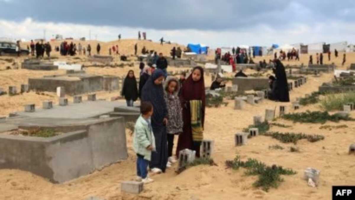 Warga Palestina mengunjungi makam anggota keluarga atau kerabat mereka pada hari raya Idul Fitri Rabu, 10 April 2024, di tengah konflik yang berlanjut antara Israel dan kelompok Hamas.
