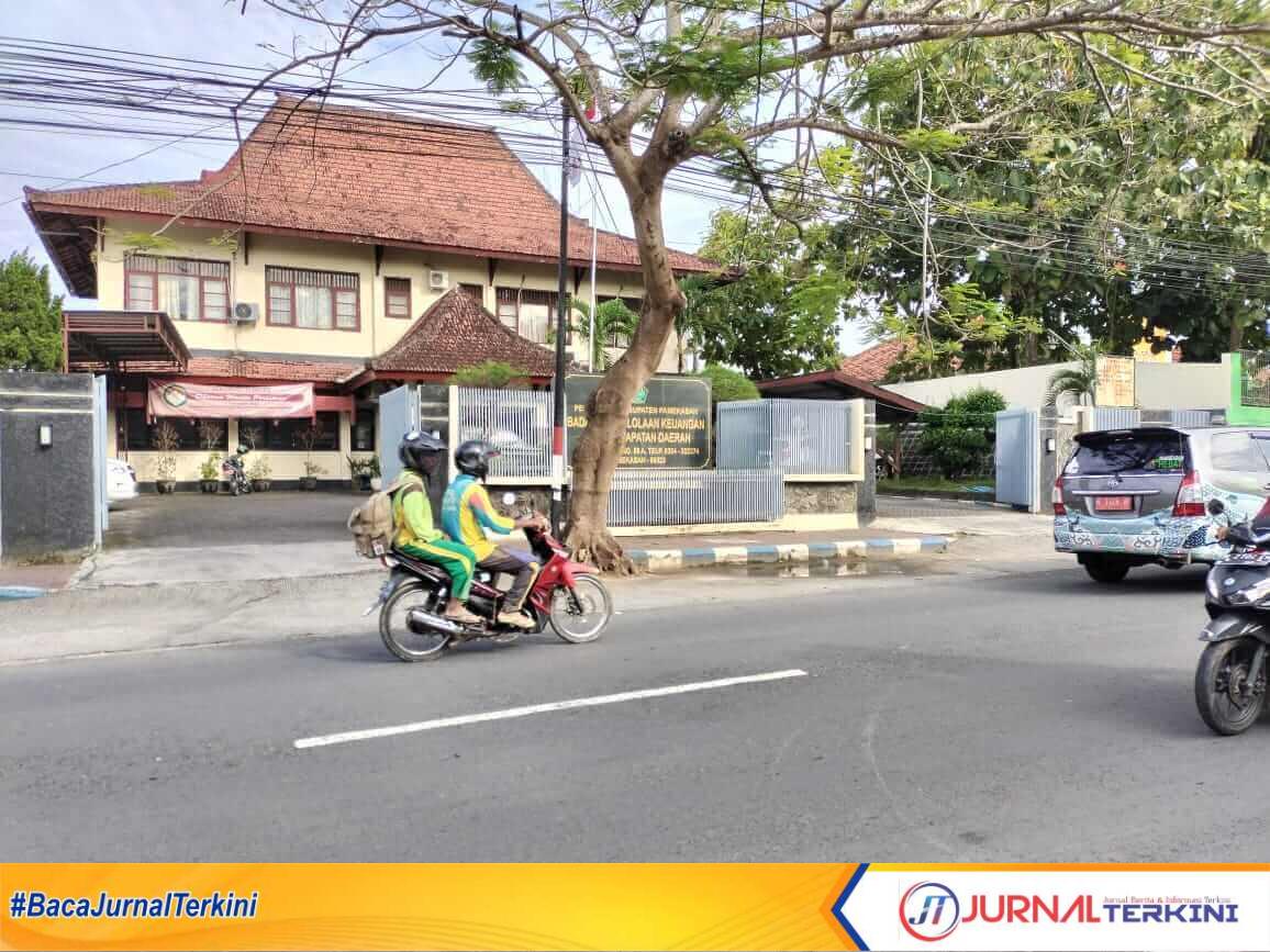 Kantor Badan Pengelolaan Keuangan dan Pendapatan Daerah (BPKPD) Kabupaten Pamekasan, Jl. Stadion No.53A, Ombul, Lawangan Daya, Kec. Pademawu, Kabupaten Pamekasan, Jawa Timur