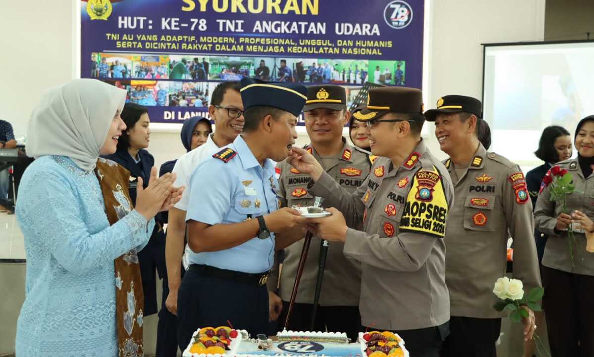 Kapolres Bintan AKBP Riky Iswoyo menyuapkan kue ulang tahun kepada Danlanud RHF Tanjungpinang Kolonel Pnb Andi Nur Abadi. Kue ulang tahun dibawa Kapolres sebagai kejutan ketika Lanud RHF Tanjungpinang menggelar syukuran HUT TNI Au ke-78 di Markas Lanud RHF Tanjungpinang, Senin (22/4/2024). (foto: Humas Polres Bintan)