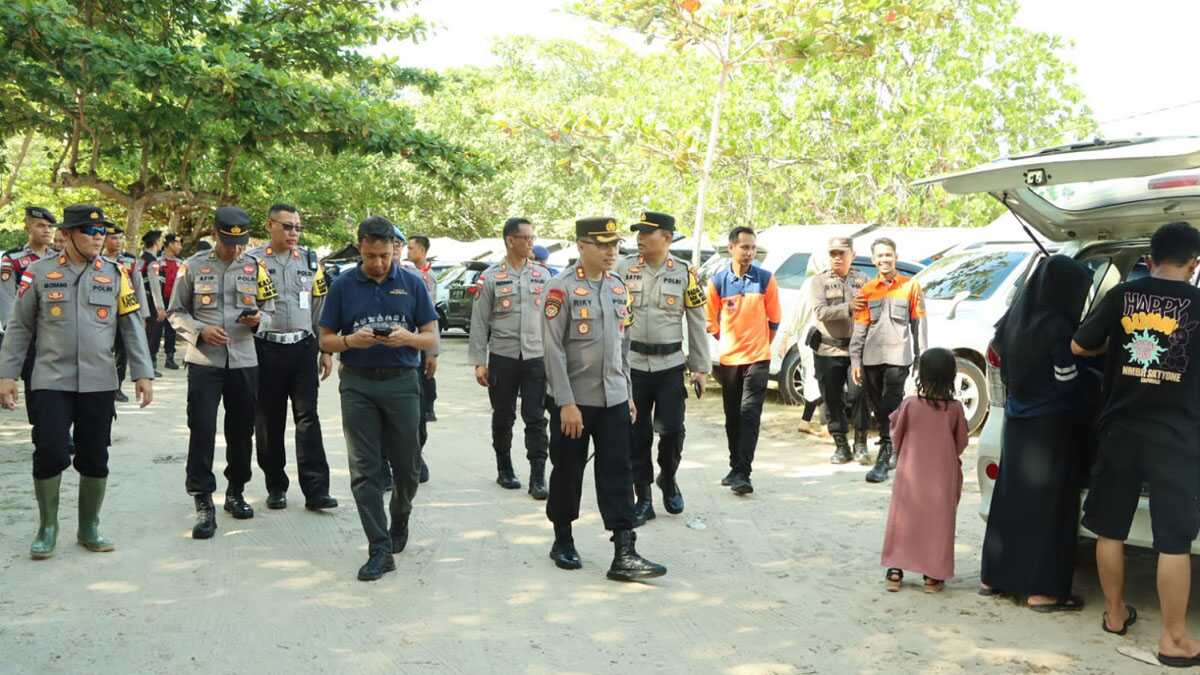 Kapolres Bintan AKBP Riky Iswoyo didampingi jajaran meninjau kesiapan pengamanan di pos pelayanan libur Lebaran Idul Fitri di Pantai Trikora, Desa Malang Rapat, Kecamatan Gunung Kijang, Sabtu (13/4/2024). (foto: Humas Polres Bintan)