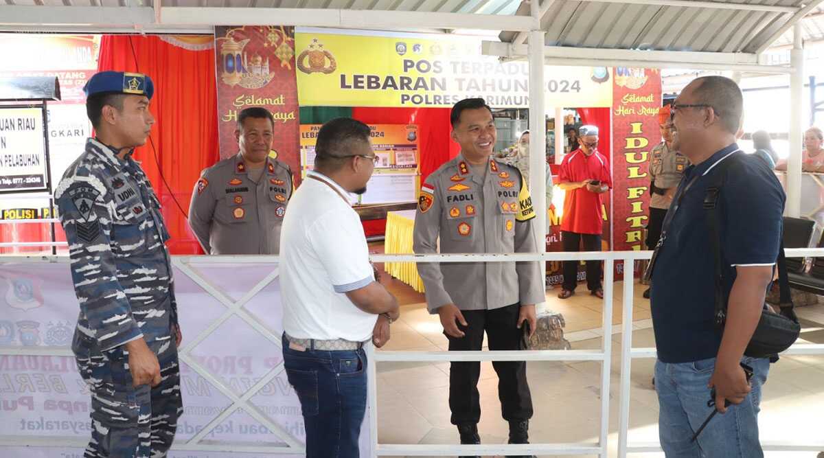 Kapolres karimun tinjau arus balik di pelabuhan Kapolres Karimun AKBP Fadli Agus meninjau arus balik di Pelabuhan Domestik dan Internasional Tanjung Balai Karimun, Sabtu (13/4/2024). (foto: Humas Polres Karimun)
