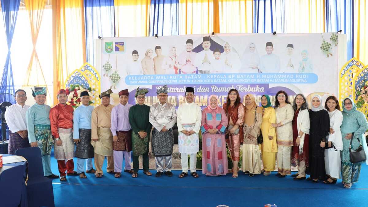 Kepala BP Batam H Muhammad Rudi dan istri Hj Marlin Agustina berpose bersama sejumlah tokoh dan tamu sela acara Open House atau Rumah Terbuka di kediamannya, Perumahan Rosedale, Batam, Kamis (11/4/2024). (foto: Humas BP Batam)