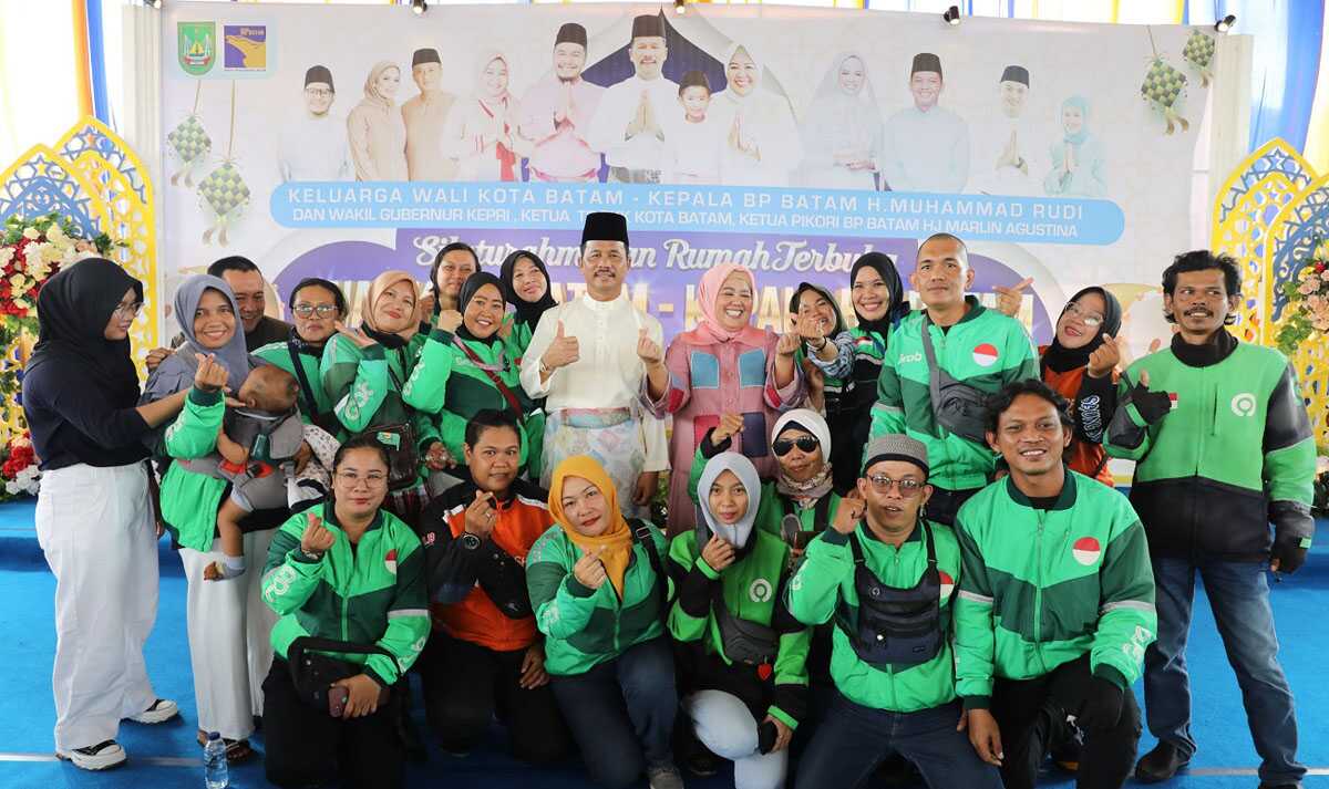 Open House Muhammad Rudi Kepala BP Batam H Muhammad Rudi dan istri Hj Marlin Agustina berpose bersama komunitas ojek online di sela acara Open House atau Rumah Terbuka di kediamannya, Perumahan Rosedale, Batam, Kamis (11/4/2024). (foto: Humas BP Batam)