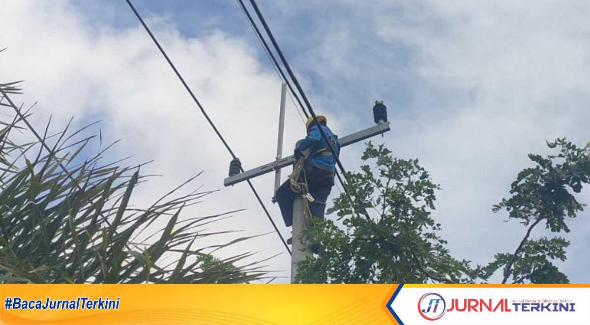 PLN Karimun pemeliharaan jaringan Petugas PLN ULP Tannjung Balai Karimun memperbaiki kabel tegangan menengah yang jatuh akibat pin isolatornya lepas. Listrik tepaksa diputus dengan durasi sekitar satu jam di sejumlah lokasi pada Kamis (18/4/2024) pagi. (jurnalterkini.id/jansen)