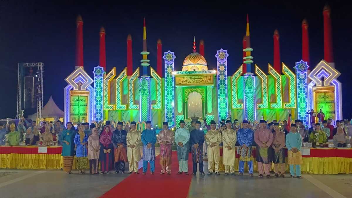 Bupati Karimun Aunur Rafiq, Wakil Bupati Anwar Hasyim dan sejumah pejabat berfoto dalam acara penutupan MTQ XVI tingkat Kabupaten Karimun di Coastal Area, Tanjung Balai Karimun, Minggu (21/4/2024) malam. (jurnalterkini.id/edy kencana)
