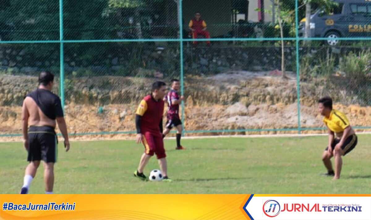 Kepolisian Resor (Polres) Bintan bermain bola sebagai bentuk dukungan kepada Timnas Indonesia U-23 yang akan melawan Uzbekistan di lapangan mini soccer Polres Bintan, Sabtu (27/4/2024). (foto: Humas Polres Bintan)