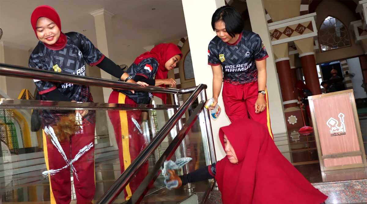 Polres Karimun bersih rumah ibadah Personel Polres Karimun membersihkan area Vihara Cetiya Jaya Bhakti di Puakang, Tanjung Balai Karimun dalam rangka gotong royong membersihkan rumah ibadah menyambut Ramadhan, Jumat (8/3/2024). (Foto Courtesy: Humas Polres Karimun/Helman)