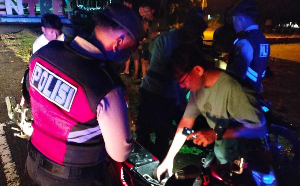 Polres bintan razia kryd usai lebaran Personel Polres Bintan memeriksa surat-surat kendaraan seorang pengendara dalam patroli yang digelar pada Minggu (21/4/2024) malam. (foto: Humas Polres Bintan)