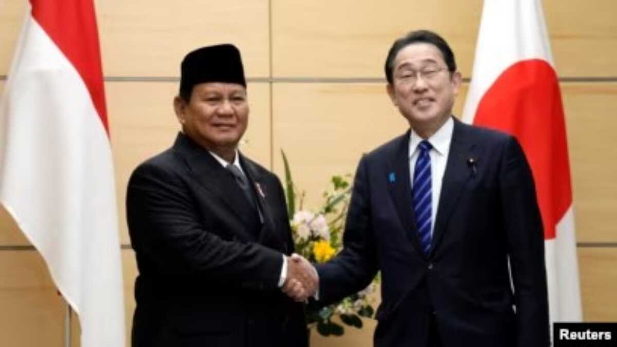 Prabowo-PM Jepang Presiden terpilih sekaligus Menteri Pertahanan saat ini Prabowo Subianto, kiri, dan Perdana Menteri Jepang Fumio Kishida, kanan, berjabat tangan di kantor perdana menteri, Rabu, 3 April 2024, di Tokyo, Jepang. (Foto: Eugene Hoshiko/Pool via REUTERS)