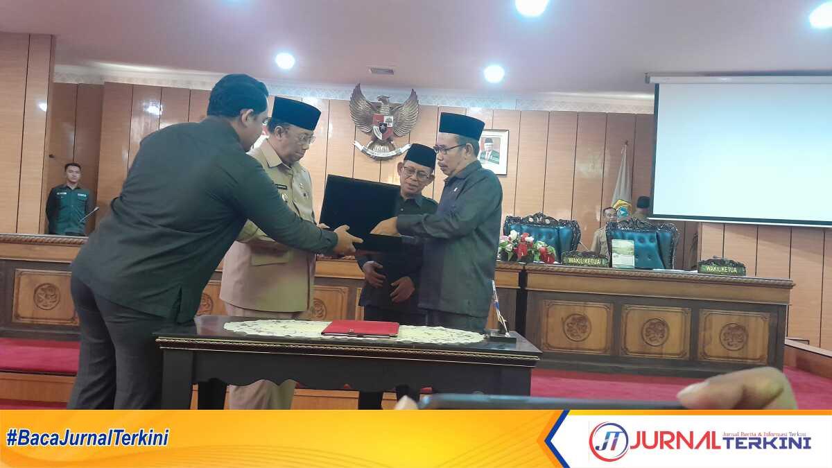 Ranperda hari jadi Karimun Wakil Bupati Karimun Anwar Hasyim menyerahkan naskah Ranperda Penetapan Hari Jadi Karimunkepada Ketua DPRD Karimun M Yusuf Sirat didampingi Wakil Ketua II Rasno dalam rapat paripurna di Gedung DPRD Karimun, Selasa (2/4/2024). (jurnalterkini.id/yogi)