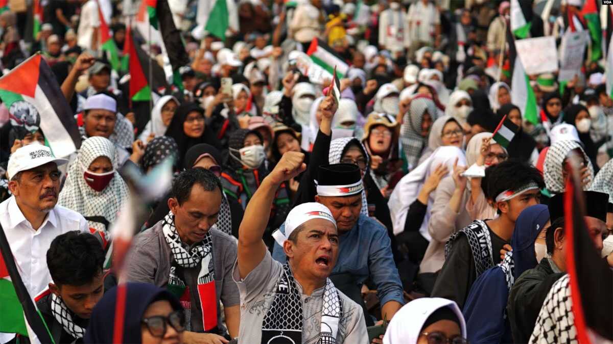 Sekitar 500 orang mendatangi kawasan Monas, Jakarta pada Minggu, 7 April 2024 dalam acara "Doa Bersama untuk Gaza". (VOA/Indra Yoga)