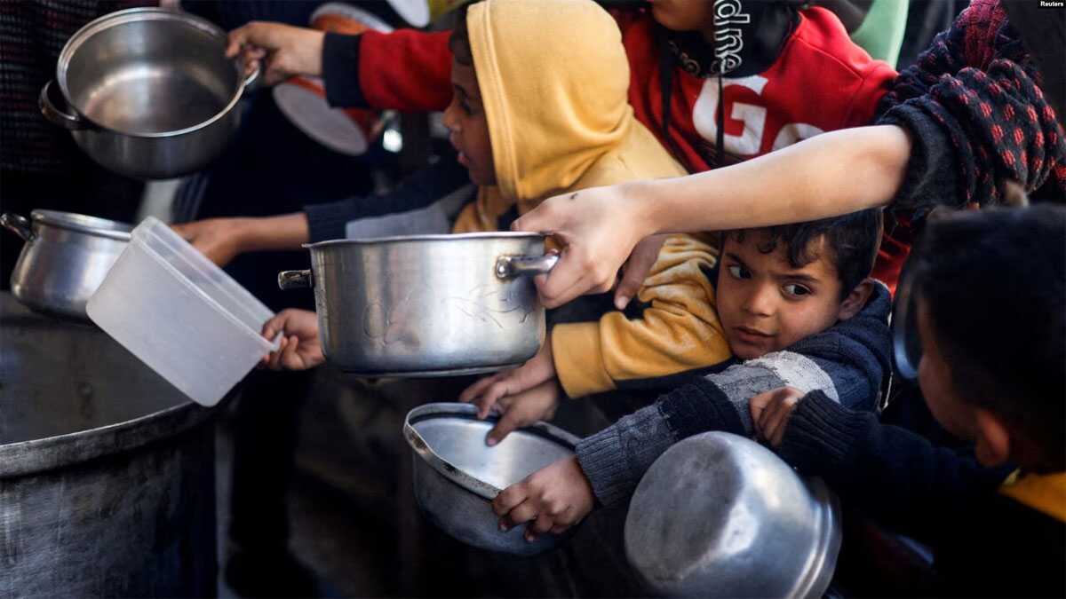Anak-anak Palestina antre untuk menerima bantuan makanan yang dimasak oleh dapur amal di tengah kekurangan pasokan makanan di Rafah, di Jalur Gaza selatan (foto: Reuters).