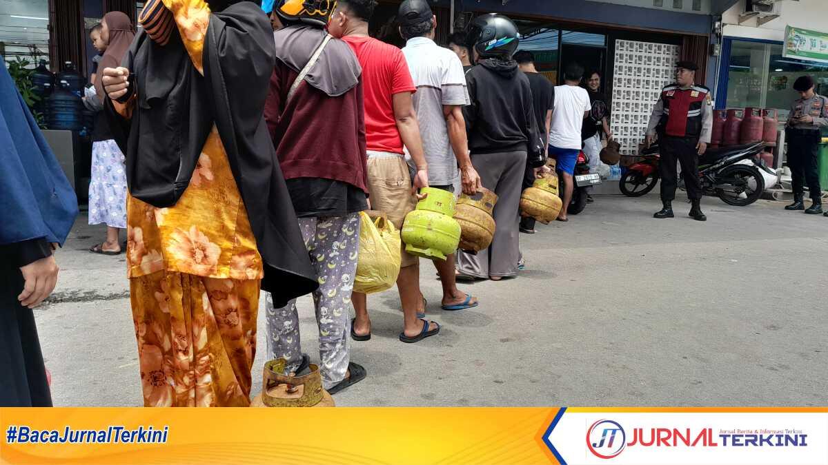 antre beli gas elpiji di Karimun Warga antre membeli gas elpiji 3 kilogram di salah satu pangkalan di Batu Lipai, Kelurahan Sei Lakam, Kecamatan Karimun, Kamis (18/4/2024). (jurnalterkini.id/yogi)