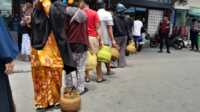 antre beli gas elpiji di Karimun Warga antre membeli gas elpiji 3 kilogram di salah satu pangkalan di Batu Lipai, Kelurahan Sei Lakam, Kecamatan Karimun, Kamis (18/4/2024). (jurnalterkini.id/yogi)
