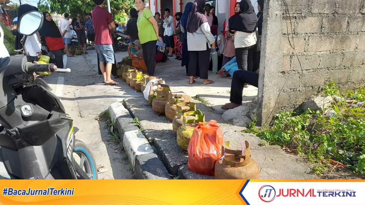 Warga antre membeli gas elpiji 3 kg di Pangkalan Ahmadi di Kampung Bukit, Kecamatan Meral, Jumat (19/4/2024). (jurnalterkini.id/jansen)