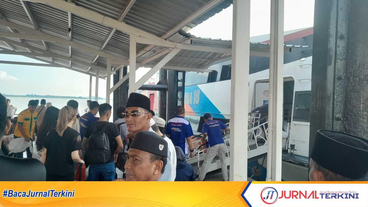 arus mudik di pelabuhan Karimun Pelabuhan Domestik Tanjung Balai Karimun, Kepulauan Riau, semakin ramai dipadati pemudik yang ingin pulang kampung merayakan Hari Raya Idul Fitri 1445 H/2024, Senin (1/4/2024). (jurnalterkini.id/jansen)