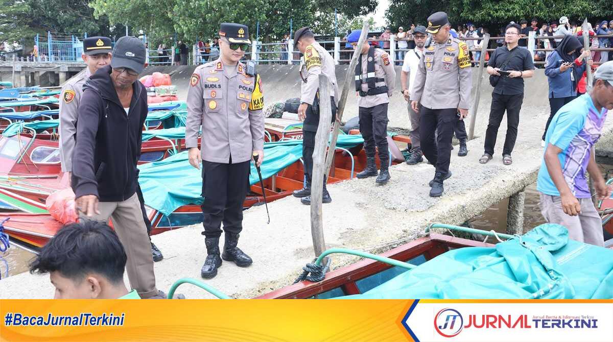 Kapolres Inhil AKBP Budi Setiawan memonitoring arus mudik lebaran jalur perairan, Minggu (7/4/2024), (jurnalterkini.id/abdullah)