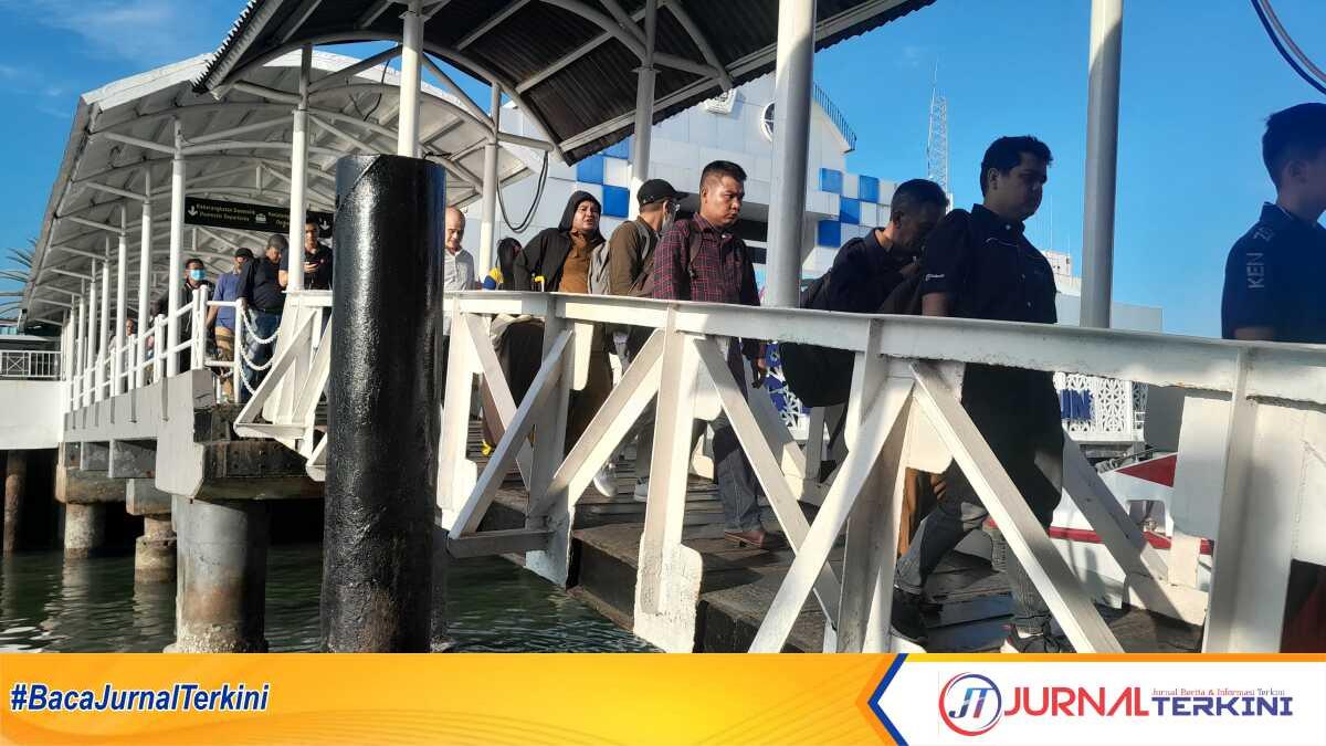 Arus penumpang mudik Lebaran 2024 di Pelabuhan Domestik Tanjung Balai Karimun beberapa hari lalu. (jurnalterkini.id/jansen)