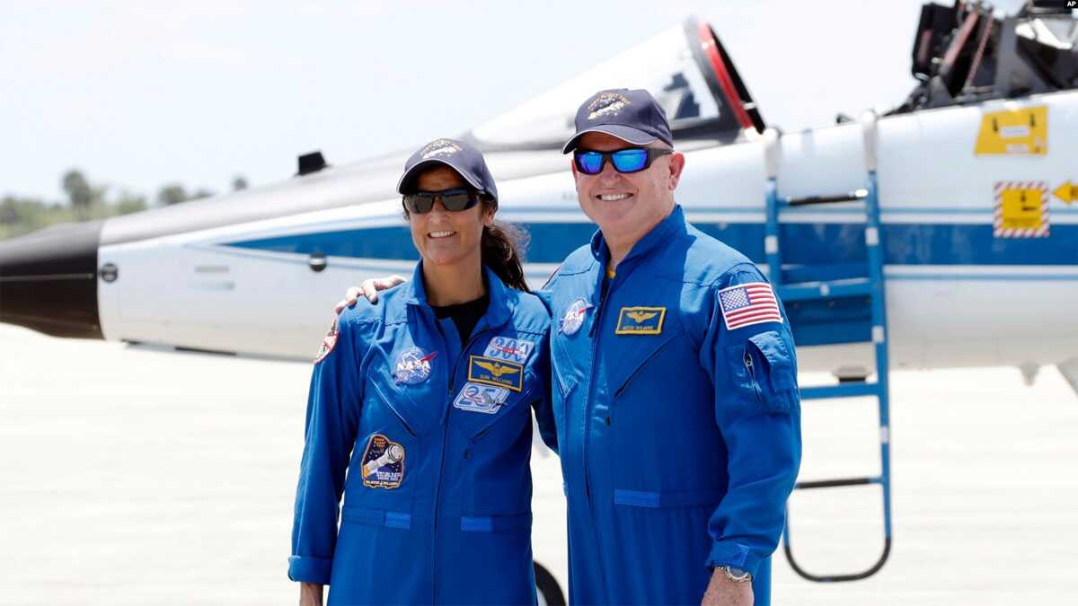astronot nasa Dua astronot NASA Butch Wilmore (kanan) dan Suni Williams berpose untuk fotografer setelah tiba di Kennedy Space Center, Cape Canaveral, Florida, pada 25 April 2024. (Foto: AP/Terry Renna)