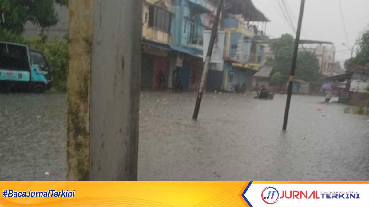 Seorang pengendara motor melintas di tengah banjir akibat hujan deras sekitar dua jam di kawasan Pelipit, Tanjung Balai Karimun, Jumat (12/4/2024) pagi. (jurnalterkini.id/jansen)